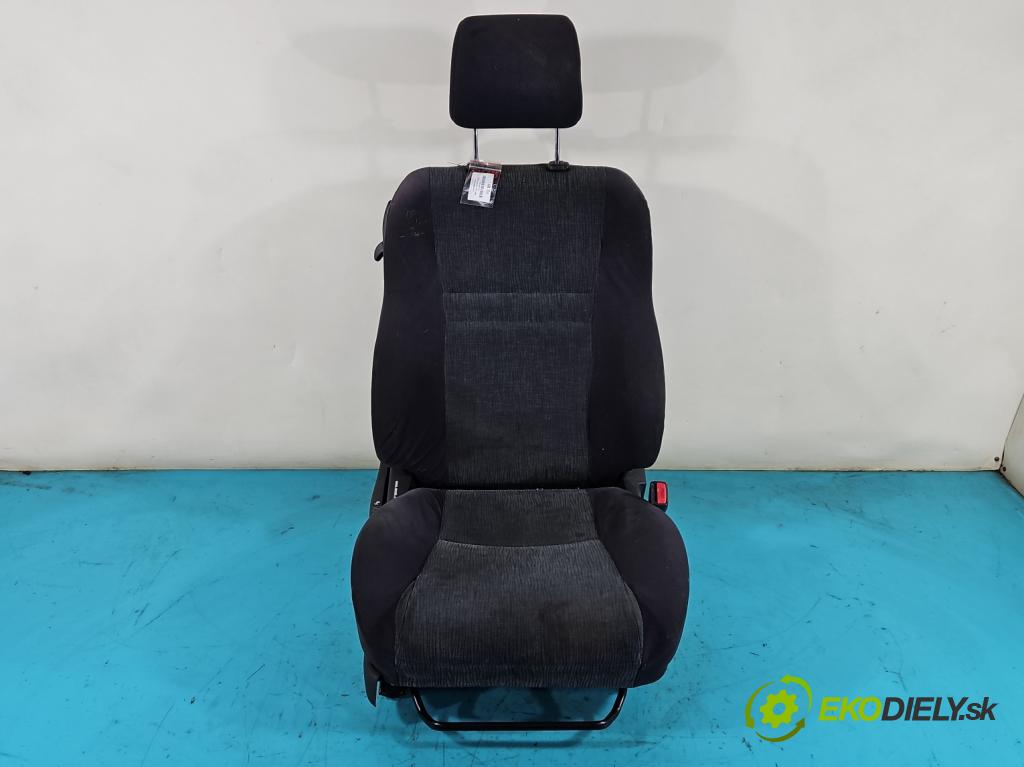 Toyota Corolla E12 2001-2009 2.0 D4D 110 HP manual 81 kW 1995 cm3 3- Sedačka pravý  (Sedačky, sedadlá)