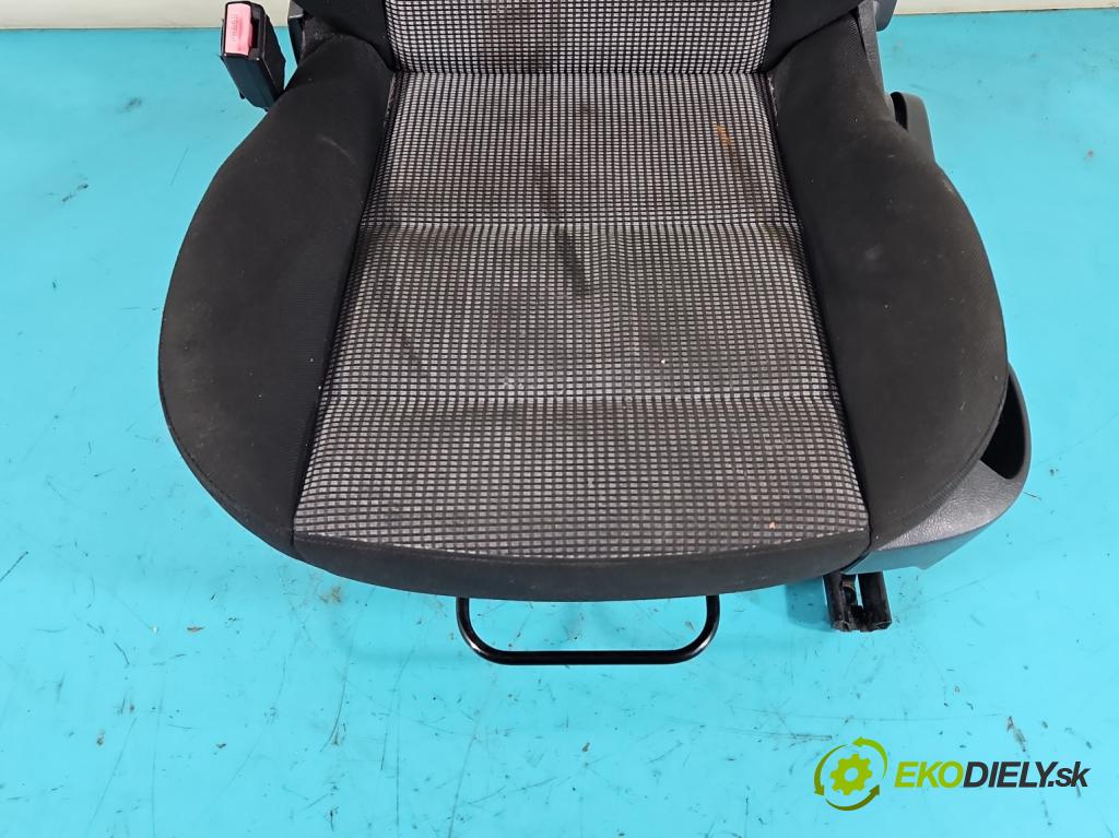 Peugeot 307 1.6 hdi 90 hp manual 66,2 kW 1560 cm3 5- Sedadlo levý  (Sedačky, sedadla)