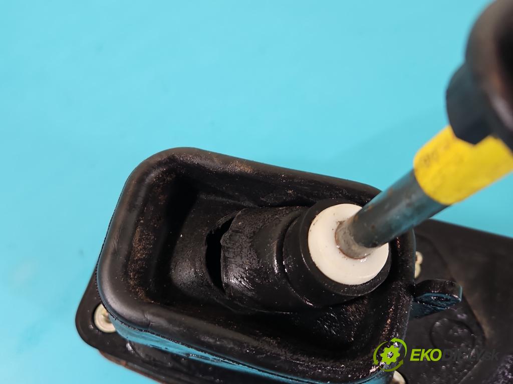 Citroen C5 I 2001-2008 1,8.0 16V 116 hp manual 85 kW 1749 cm3 5- kulisa změny stupňová  (Rýchlostné páky / kulisy)