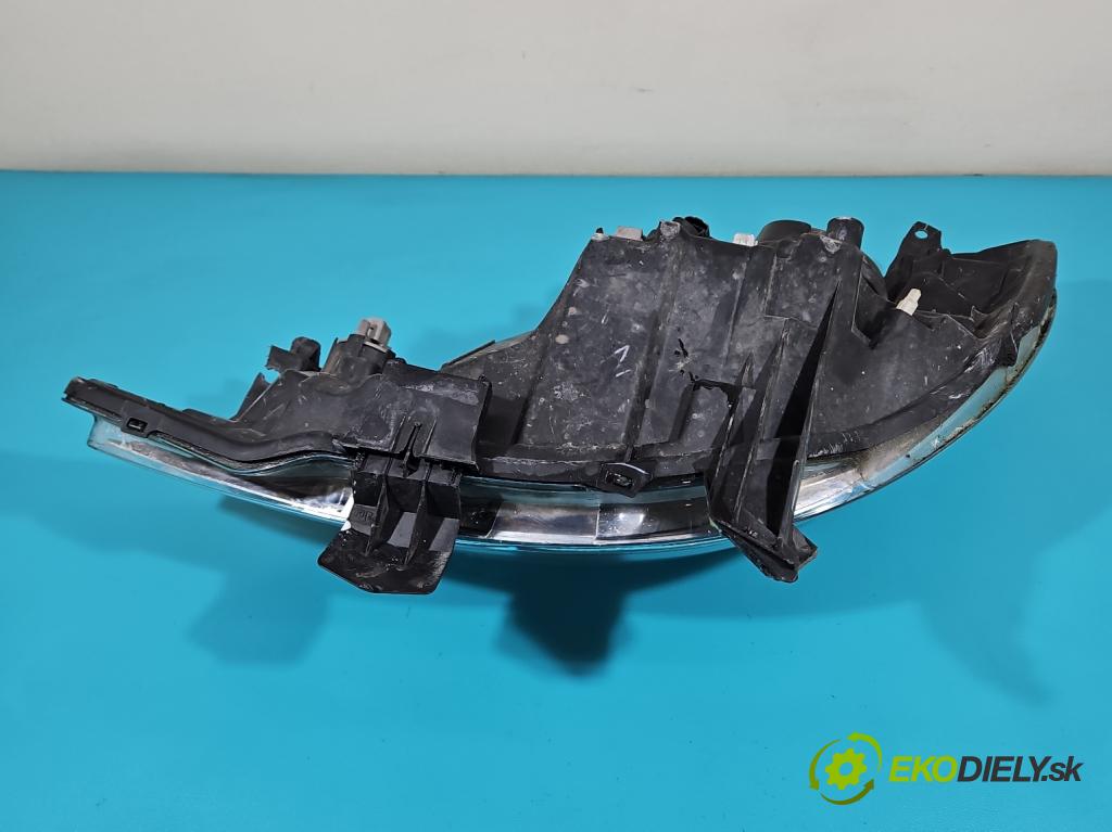 Peugeot 107 1.0 68 HP manual 50 kW 998 cm3 3- Reflektor: pravý 89033104 (Pravé)