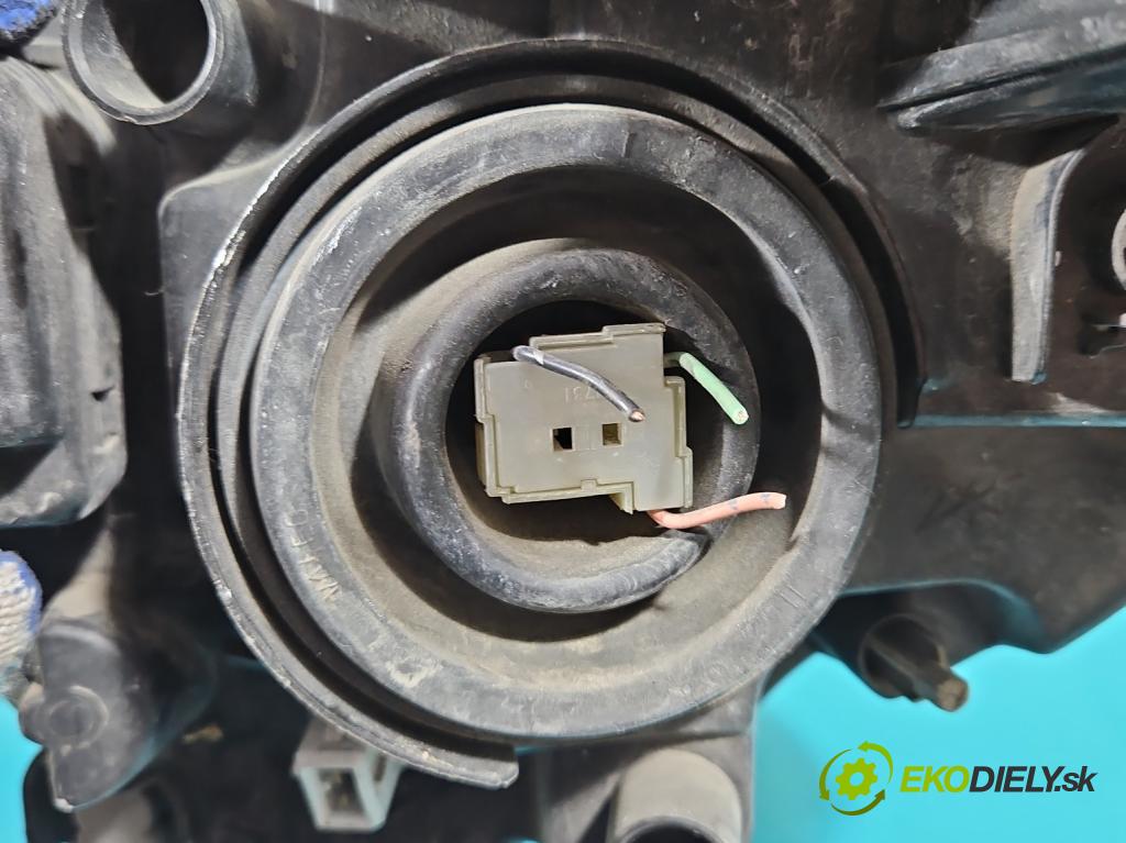 Peugeot 107 1.0 68 HP manual 50 kW 998 cm3 3- Reflektor: pravý 89033104 (Pravé)