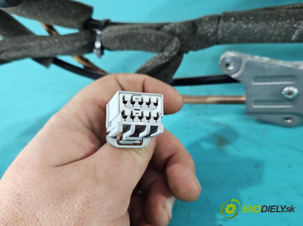 Kia Sportage IV 2015-2021 1.7 crdi 141 HP automatic 104 kW 1685 cm3 5- roleta (Rolety kufra)