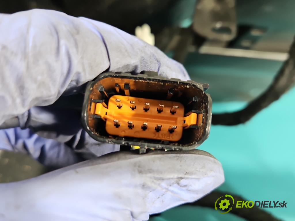 Citroen DS5 2011-2015 1.6 THP 156 HP automatic 115 kW 1598 cm3 5- operadlo 9686964777 (Lakťové opierky)