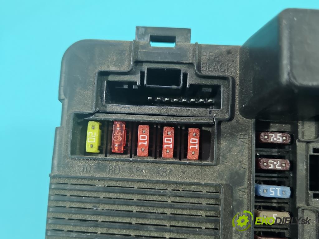 Renault Megane II 2003-2008 1.6 16V 113 HP manual 83 kW 1598 cm3 3- skrinka poistka  (Poistková skrinka)