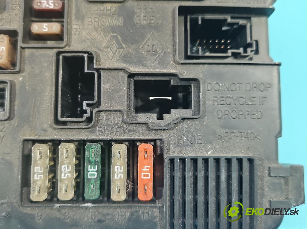 Renault Megane II 2003-2008 1.6 16V 113 HP manual 83 kW 1598 cm3 3- skrinka poistka  (Poistková skrinka)