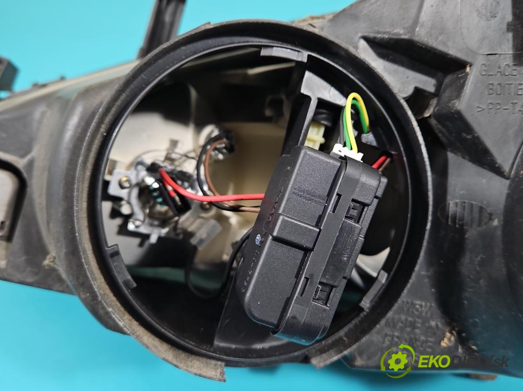 Peugeot 307 2.0 hdi 107 HP manual 79 kW 1997 cm3 5- Reflektor: pravý 9641615680 (Pravé)