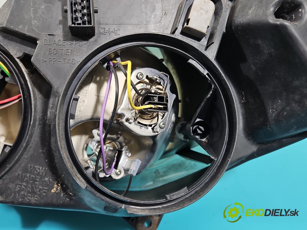 Peugeot 307 2.0 hdi 107 HP manual 79 kW 1997 cm3 5- Reflektor: pravý 9641615680 (Pravé)