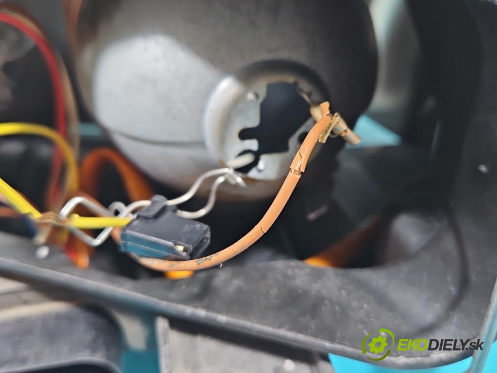 Audi A6 C5 1997-2004 2.4 V6 165 HP automatic 121 kW 2393 cm3 5- Reflektor: pravý  (Pravé)