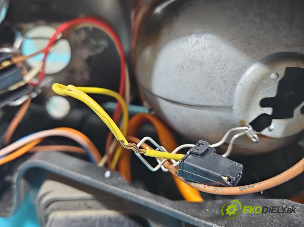 Audi A6 C5 1997-2004 2.4 V6 165 HP automatic 121 kW 2393 cm3 5- Reflektor: pravý  (Pravé)