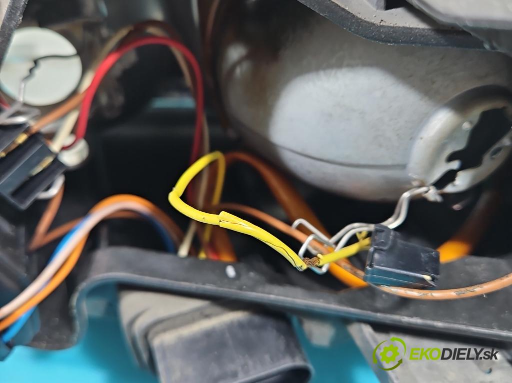 Audi A6 C5 1997-2004 2.4 V6 165 HP automatic 121 kW 2393 cm3 5- Reflektor: pravý  (Pravé)