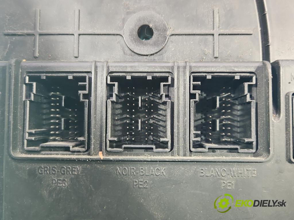 Renault Megane II 2003-2008 1.6 16V 113 hp manual 83 kW 1598 cm3 3- skříňka pojistková 8200412549 (Pojistkové skříňky)