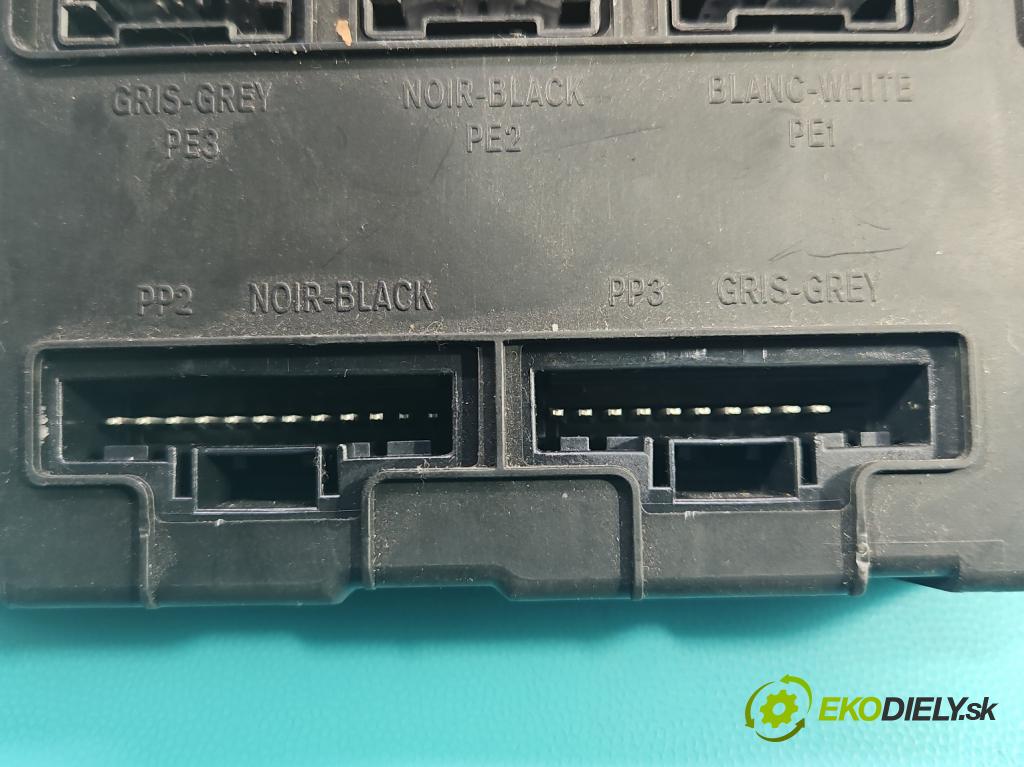 Renault Megane II 2003-2008 1.6 16V 113 hp manual 83 kW 1598 cm3 3- skříňka pojistková 8200412549 (Pojistkové skříňky)