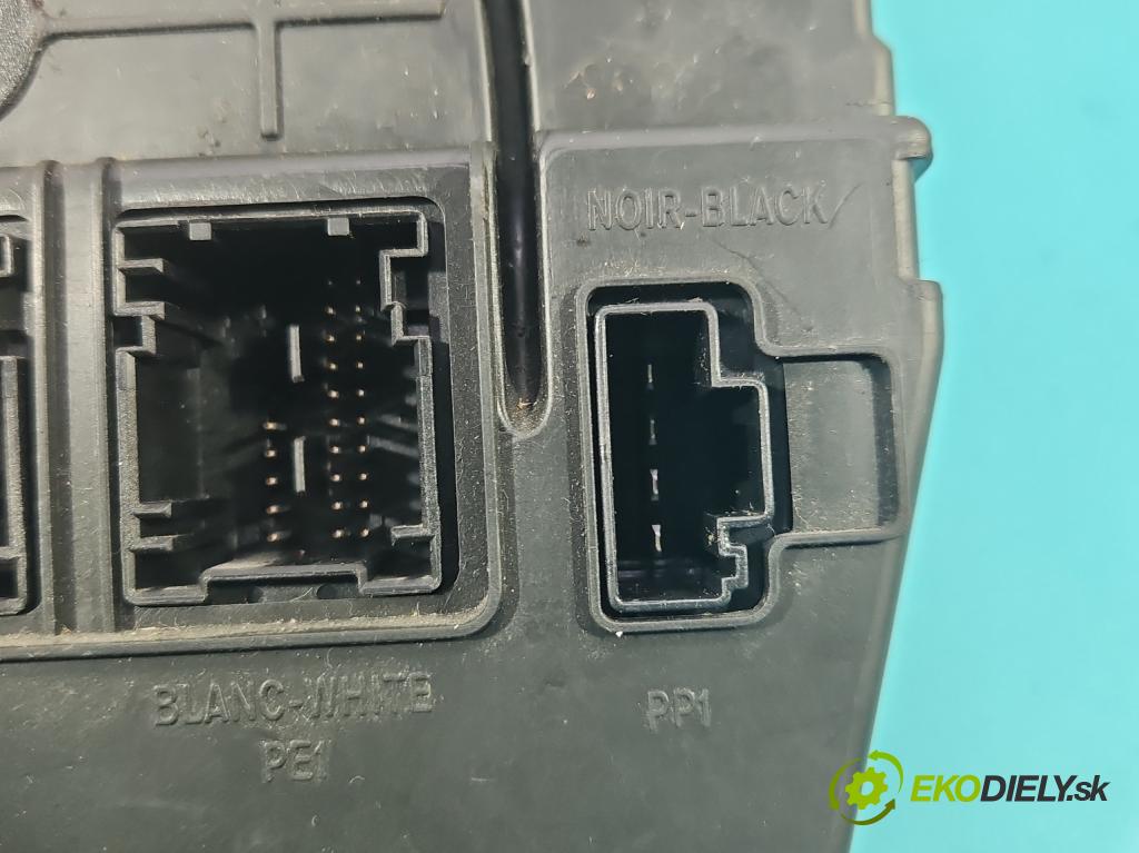 Renault Megane II 2003-2008 1.6 16V 113 hp manual 83 kW 1598 cm3 3- skříňka pojistková 8200412549 (Pojistkové skříňky)