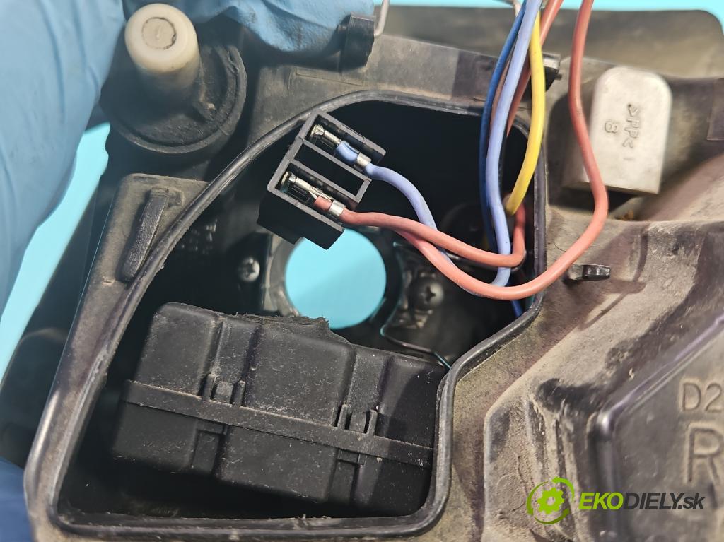 Audi A4 B5 1994-2001 1.9 tdi 110 HP manual 81 kW 1896 cm3 5- Reflektor: pravý  (Pravé)