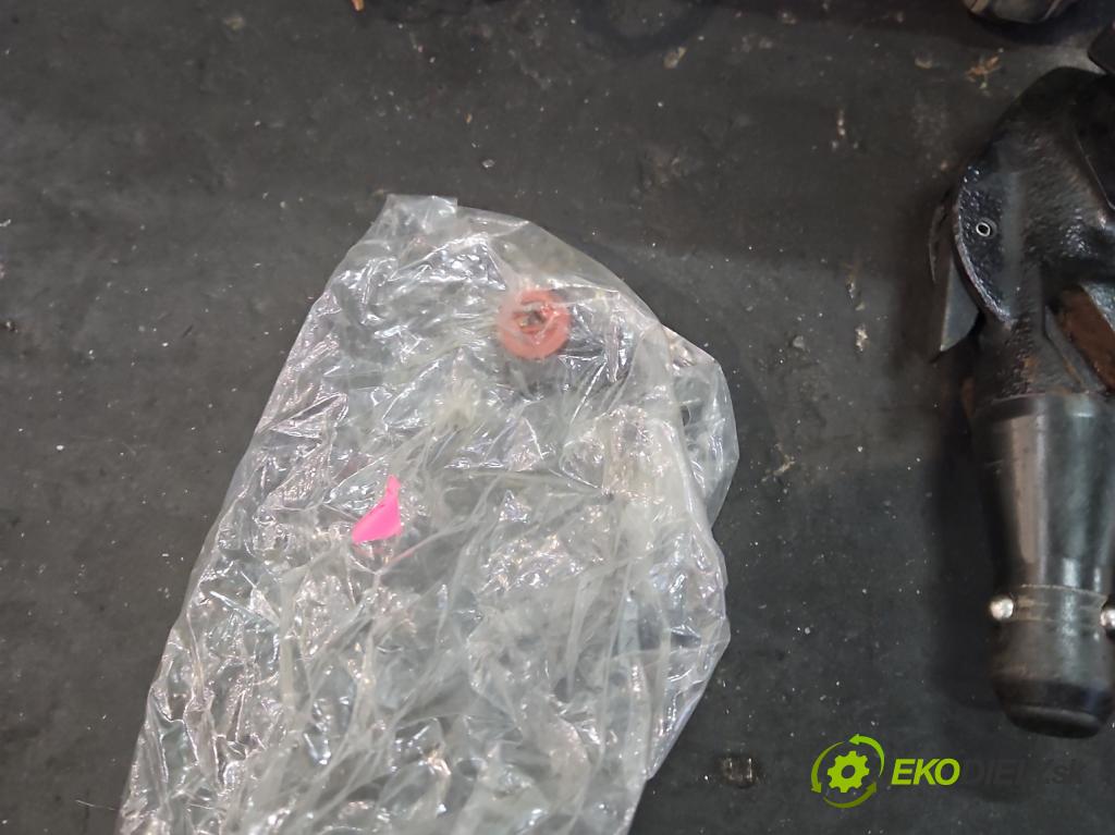 Audi A6 C5 1997-2004 2.4 V6 165 hp automatic 121 kW 2393 cm3 5- oko tažné 4B0092155D (Tažná zařízení)