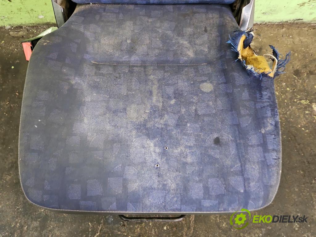 Iveco Daily III 1999-2006 2.3 HPI 116 HP manual 85 kW 2286 cm3 5- Sedačka ľavý  (Sedačky, sedadlá)