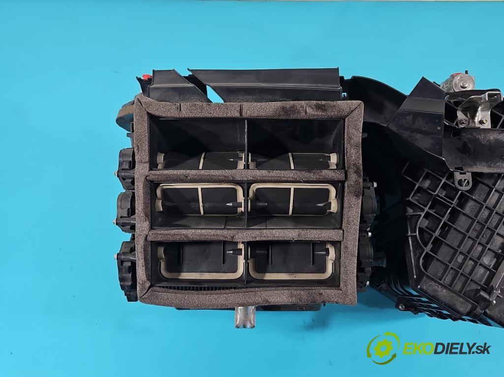 Porsche Cayenne II 2010-2017 4.8 V8 Turbo 500KM automatic 368 kW 4806 cm3 5- radiátor 7P5820005B (Radiátory topení)