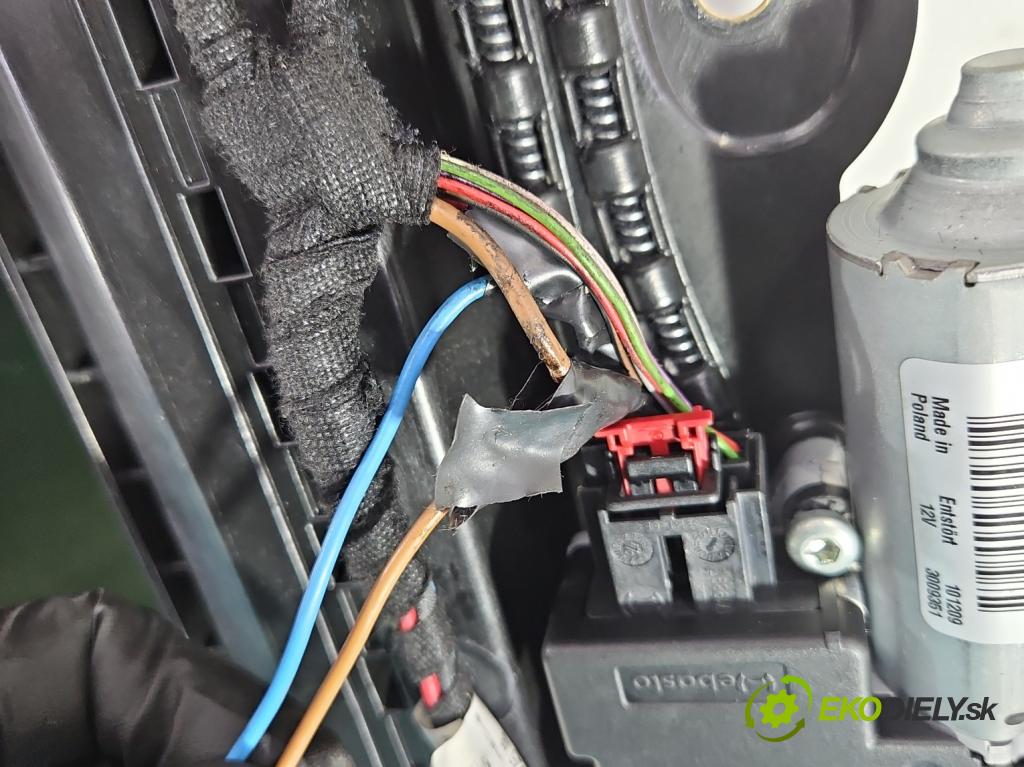 Porsche Cayenne II 2010-2017 4.8 V8 Turbo 500KM automatic 368 kW 4806 cm3 5- Střešní okno:  (Okna karoserie)