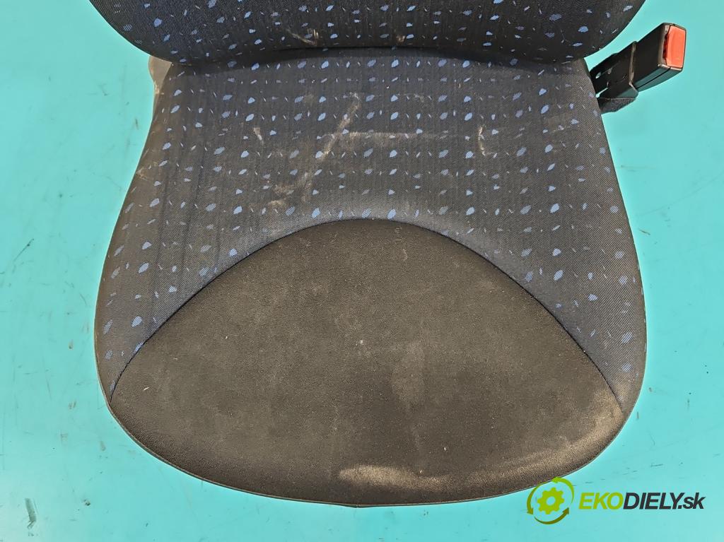 Citroen C2 1.1 60 HP manual 44 kW 1124 cm3 3- Sedačka pravý  (Sedačky, sedadlá)