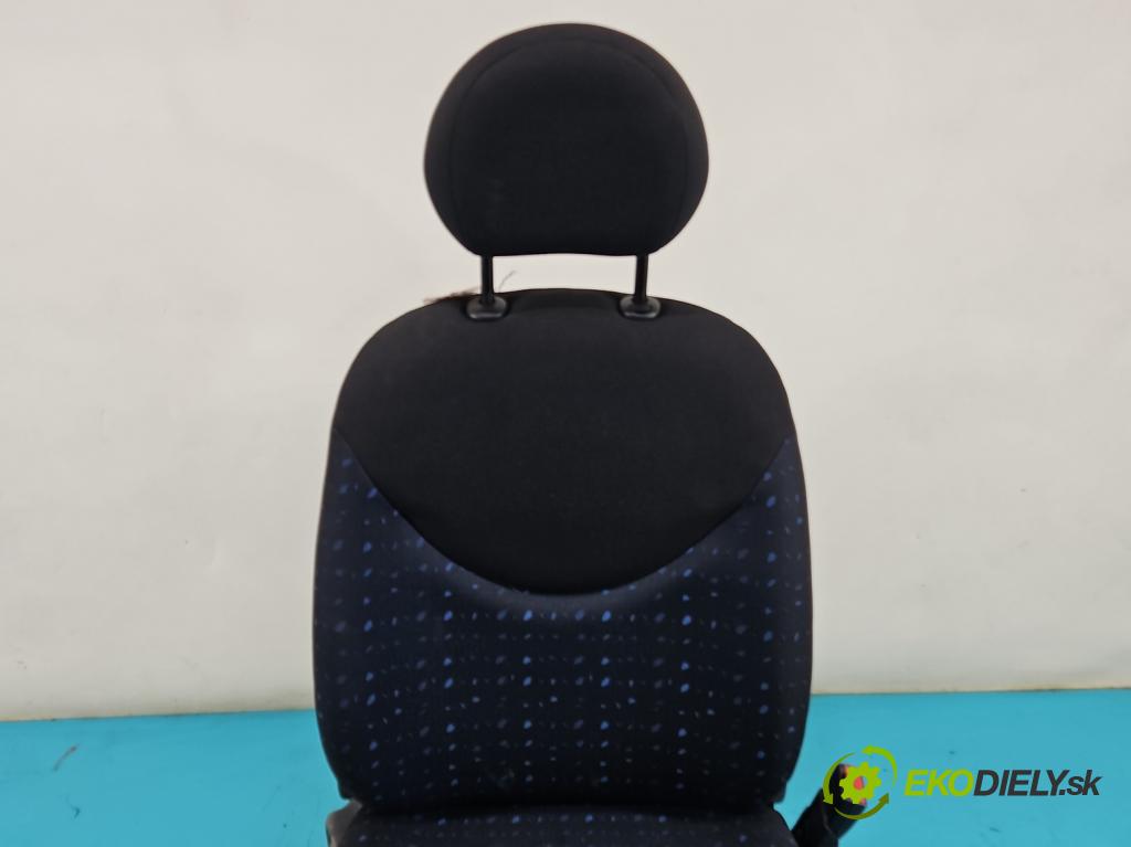 Citroen C2 1.1 60 HP manual 44 kW 1124 cm3 3- Sedačka pravý  (Sedačky, sedadlá)