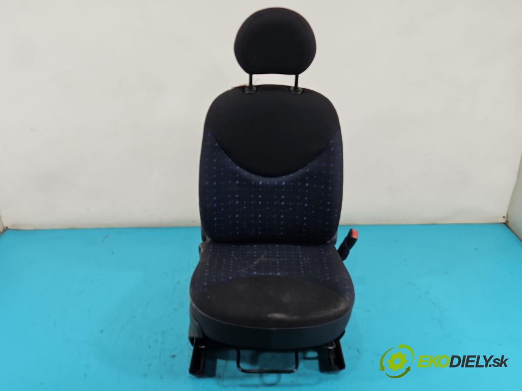 Citroen C2 1.1 60 HP manual 44 kW 1124 cm3 3- Sedačka pravý  (Sedačky, sedadlá)