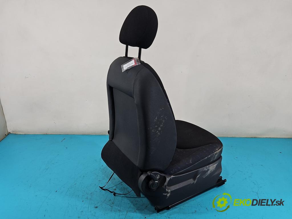 Citroen C2 1.1 60 HP manual 44 kW 1124 cm3 3- Sedačka pravý  (Sedačky, sedadlá)