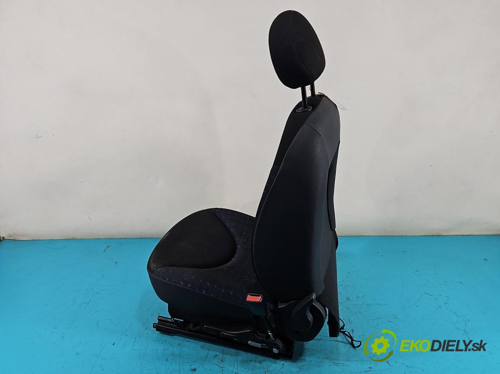 Citroen C2 1.1 60 HP manual 44 kW 1124 cm3 3- Sedačka pravý  (Sedačky, sedadlá)