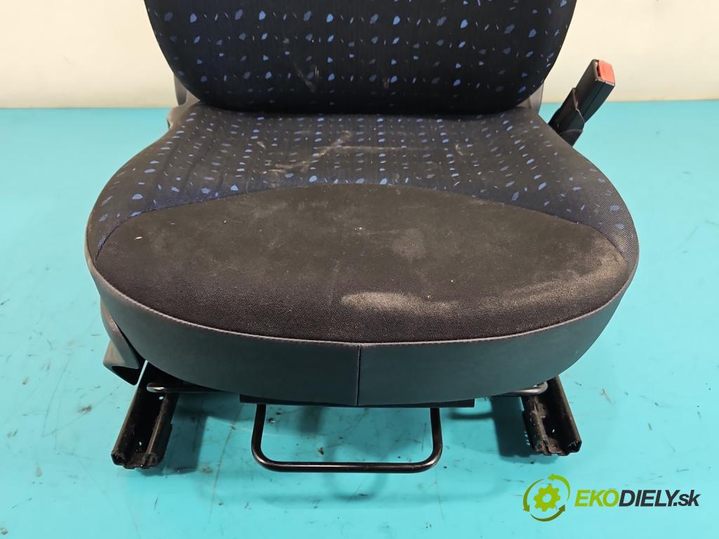 Citroen C2 1.1 60 HP manual 44 kW 1124 cm3 3- Sedačka pravý  (Sedačky, sedadlá)