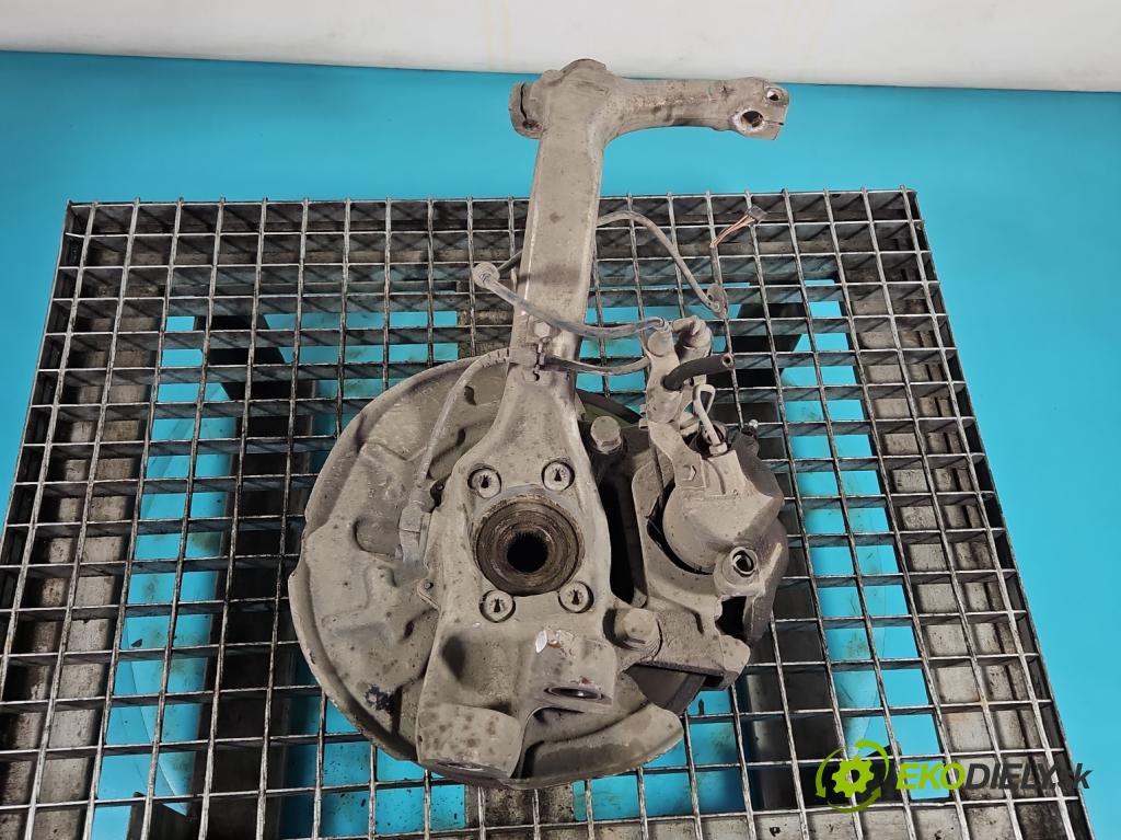 Audi A4 B6 2000-2004 2.5 tdi 179KM manual 132 kW 2496 cm3 5- náboj pravé  (Náboje)