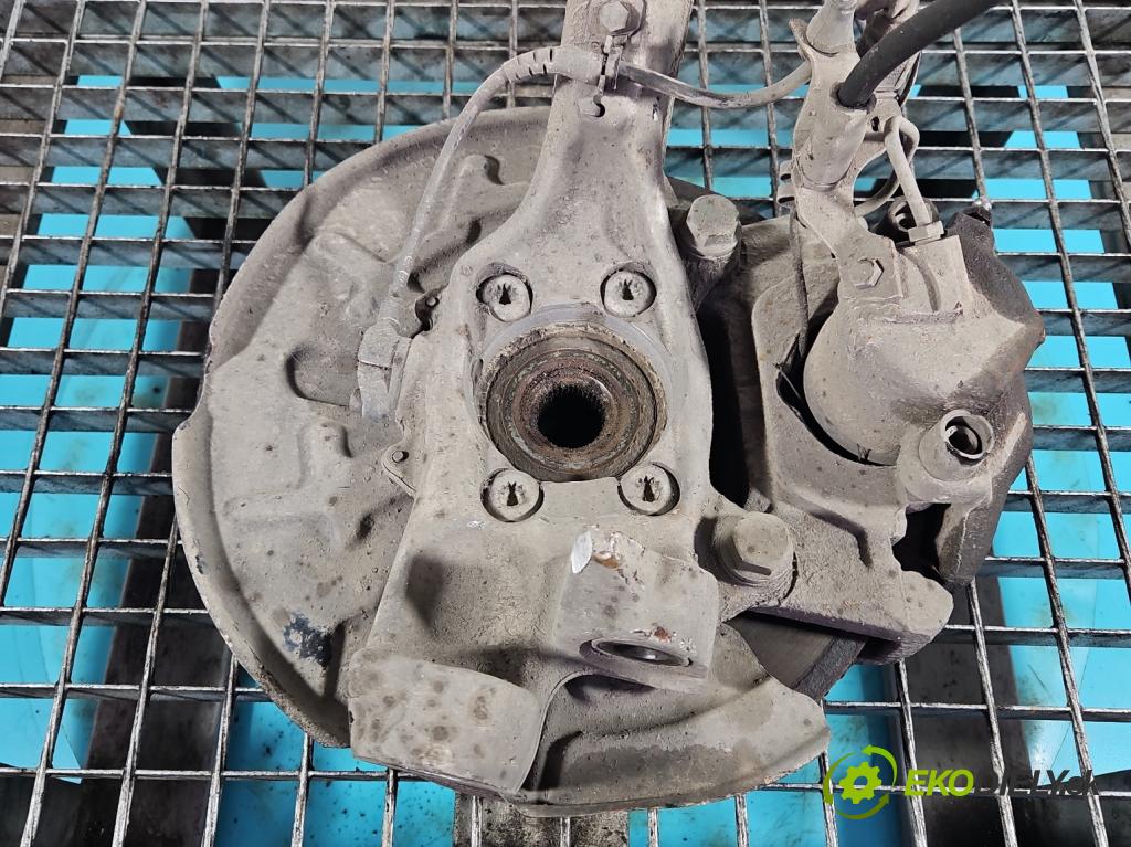 Audi A4 B6 2000-2004 2.5 tdi 179KM manual 132 kW 2496 cm3 5- náboj pravé  (Náboje)