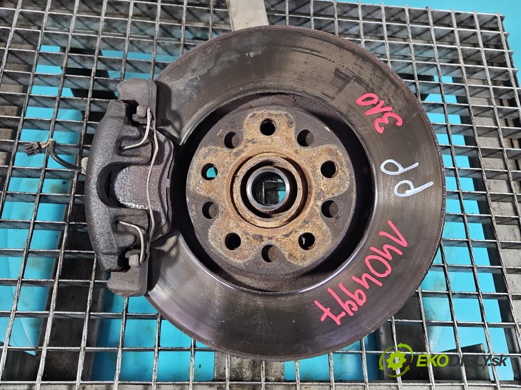 Audi A4 B6 2000-2004 2.5 tdi 179KM manual 132 kW 2496 cm3 5- náboj pravé  (Náboje)