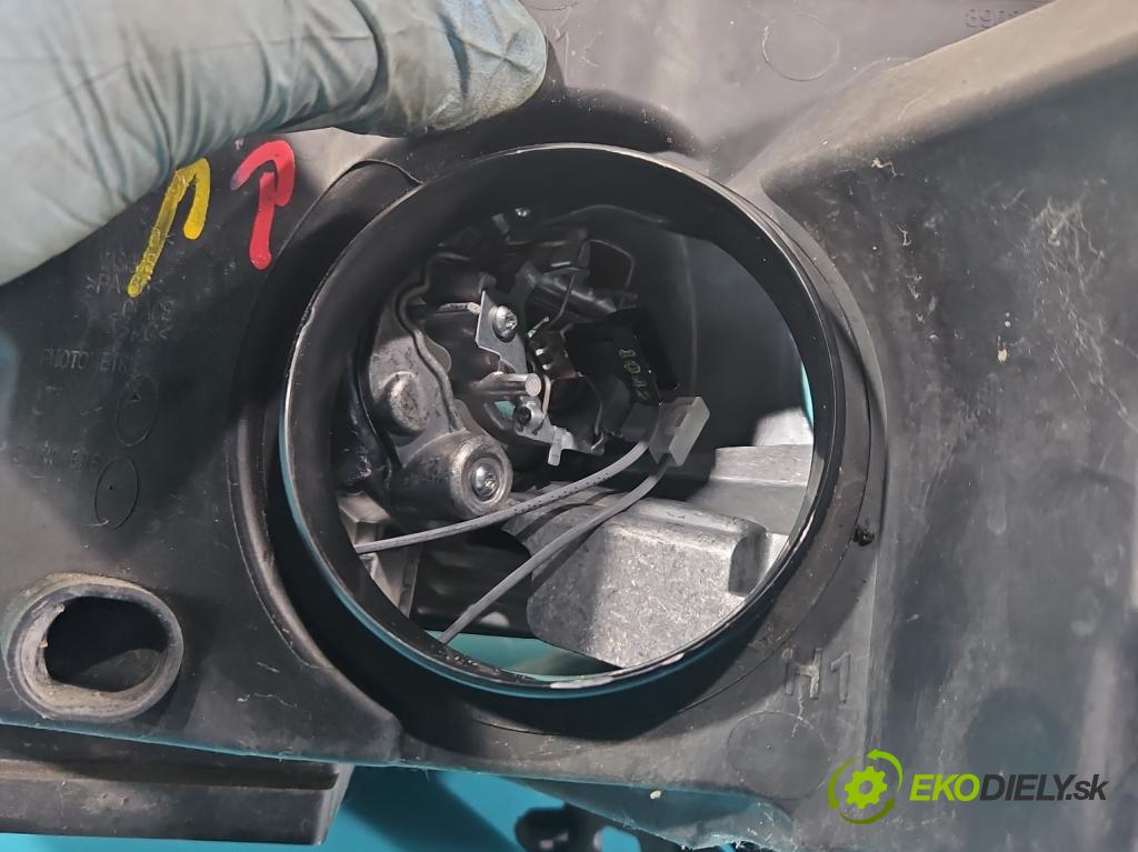 Citroen C4 I 2004-2011 1.6 hdi 109 HP manual 80 kW 1560 cm3 5- Reflektor: pravý 9684382880 (Pravé)