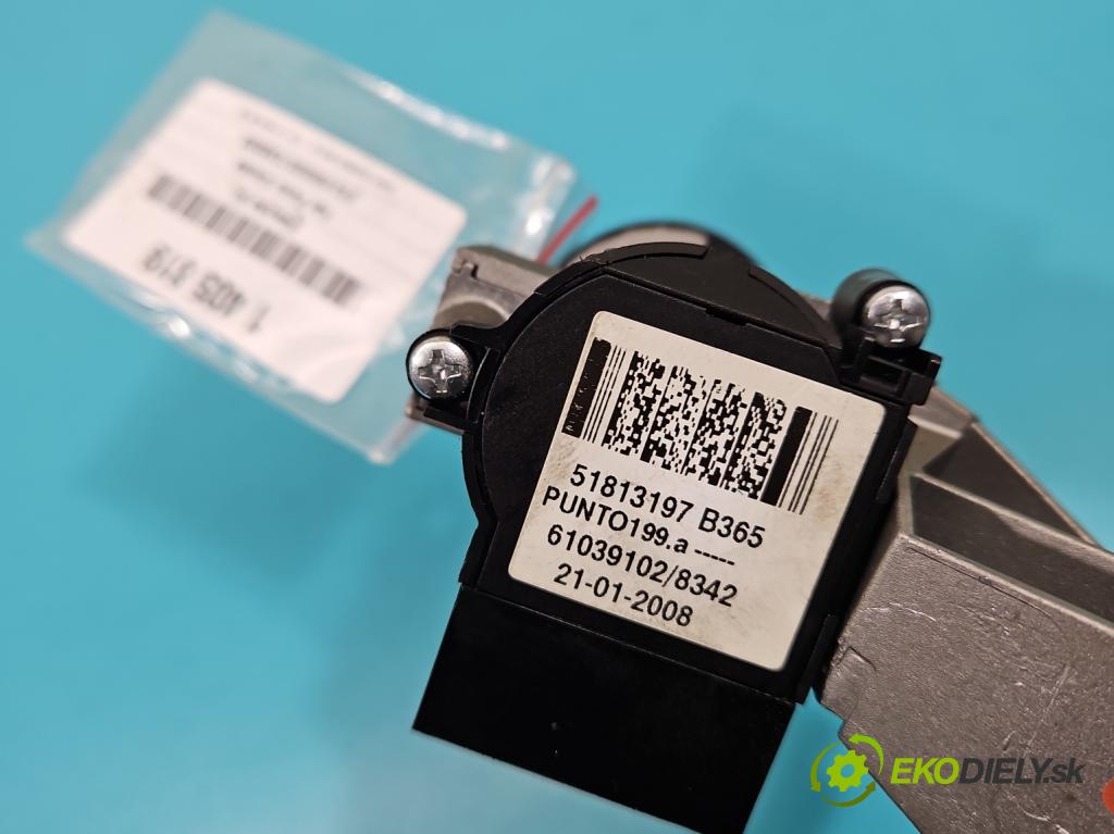 Fiat Punto Grande 1.4 8V 77 HP manual 57 kW 1368 cm3 5- Spínačka 51813197 (Spínacie skrinky a kľúče)
