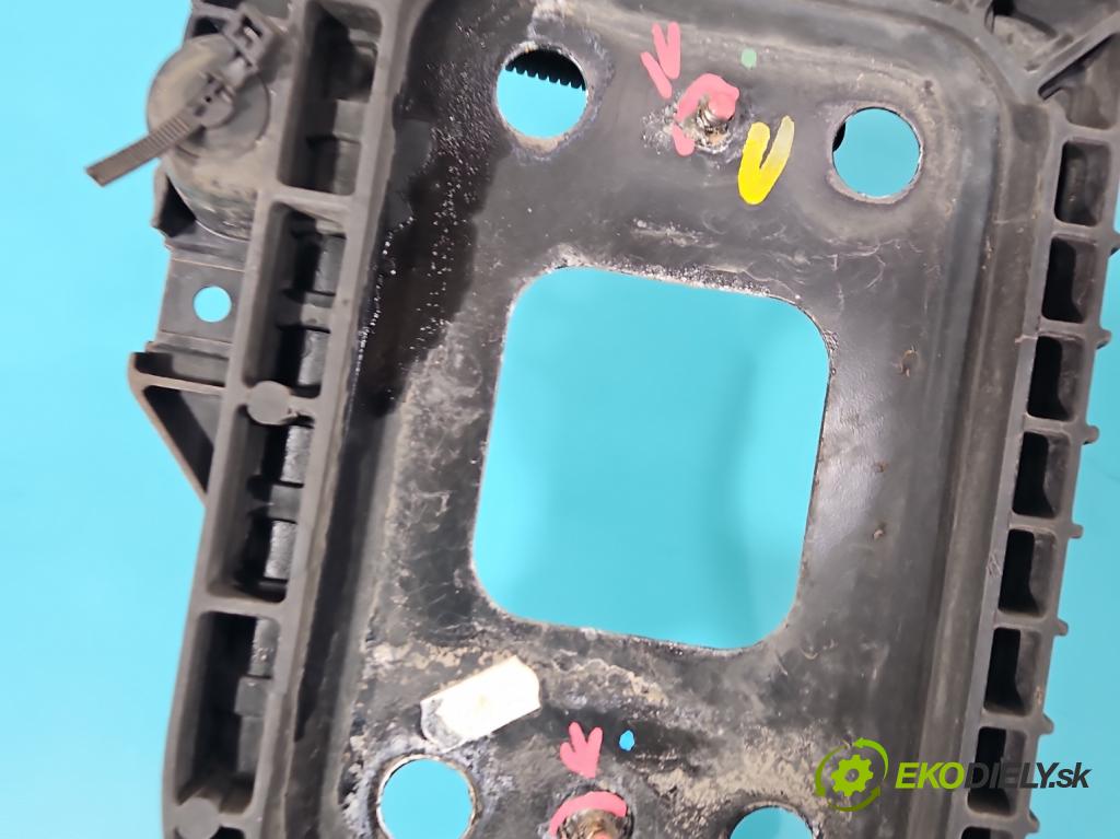 Fiat Punto Grande 1.4 8V 77 hp manual 57 kW 1368 cm3 5- stěna přední  (Výztuhy přední)