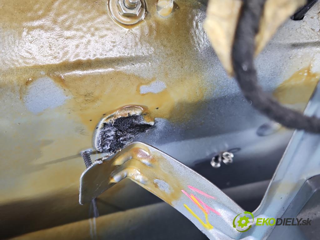 Peugeot Partner II 2008-2018 1.6 hdi 90 hp manual 66,2 kW 1560 cm3 5- zadní kufrové dveře  (Zadní kapoty)