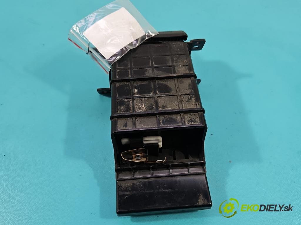 Isuzu D-Max III 2019- 1.9d 163 HP manual 120 kW 1898 cm3 5- Rukojeť: na nápoje:  (Úchyty, držiaky na nápoje)