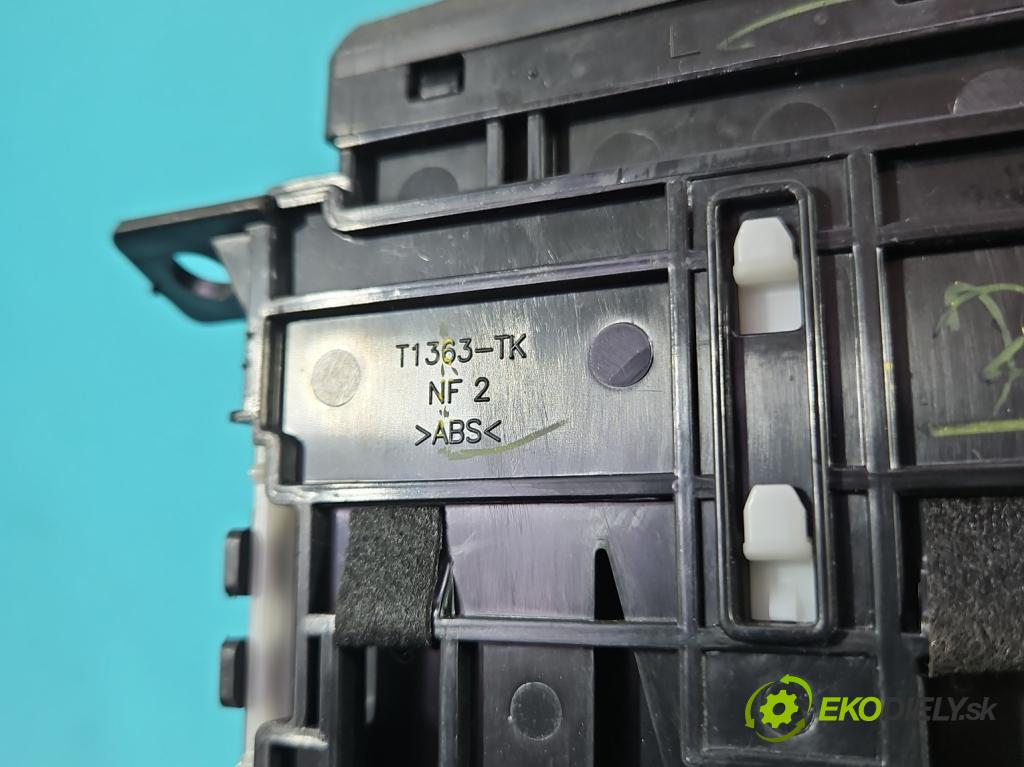 Isuzu D-Max III 2019- 1.9d 163 HP manual 120 kW 1898 cm3 5- Rukojeť: na nápoje:  (Úchyty, držiaky na nápoje)