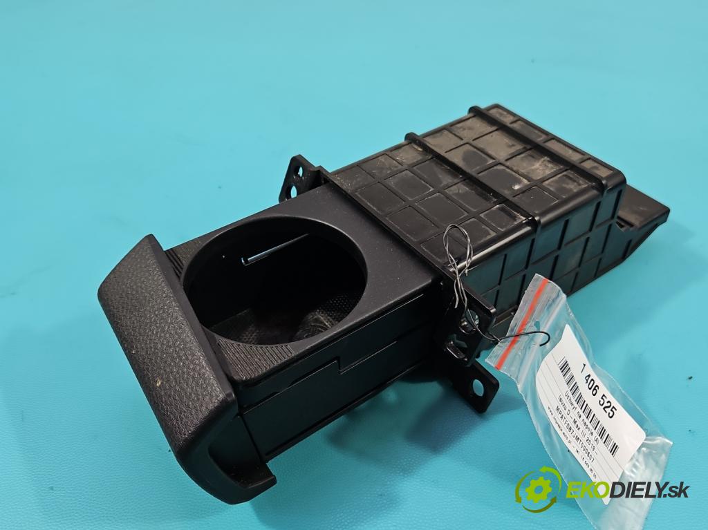 Isuzu D-Max III 2019- 1.9d 163 HP manual 120 kW 1898 cm3 5- Rukojeť: na nápoje:  (Úchyty, držiaky na nápoje)