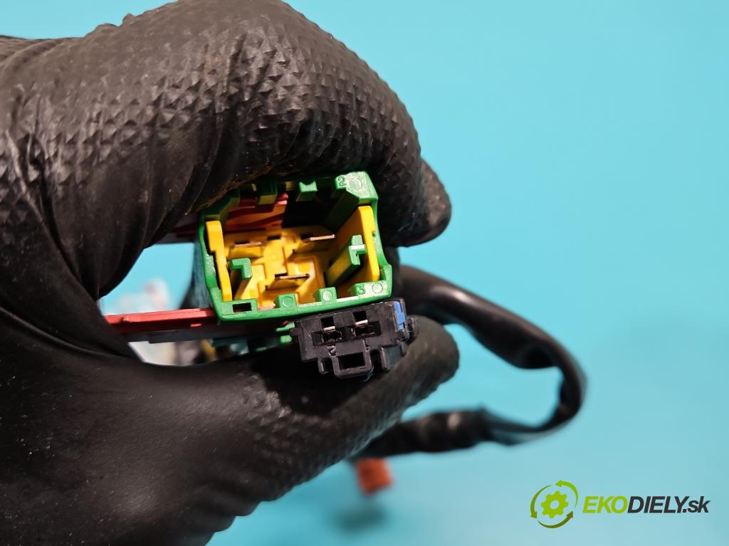 Citroen C3 I 2002-2009 1.1 60 HP manual 44,1 kW 1124 cm3 5- Spínačka  (Spínacie skrinky a kľúče)