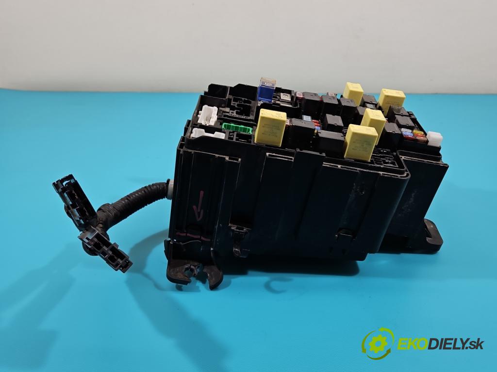 Isuzu D-Max III 2019- 1.9d 163 hp manual 120 kW 1898 cm3 5- skříňka pojistková  (Pojistkové skříňky)