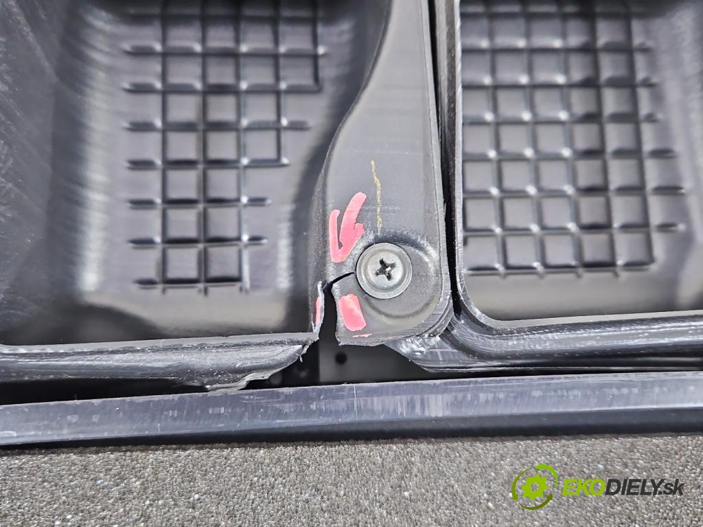 Toyota Corolla E16/E18  2013-2019 1.6 16V 132  HP manual 97 kW 1598 cm3 4- kokpit,pristrojová doska rozdeľovacia