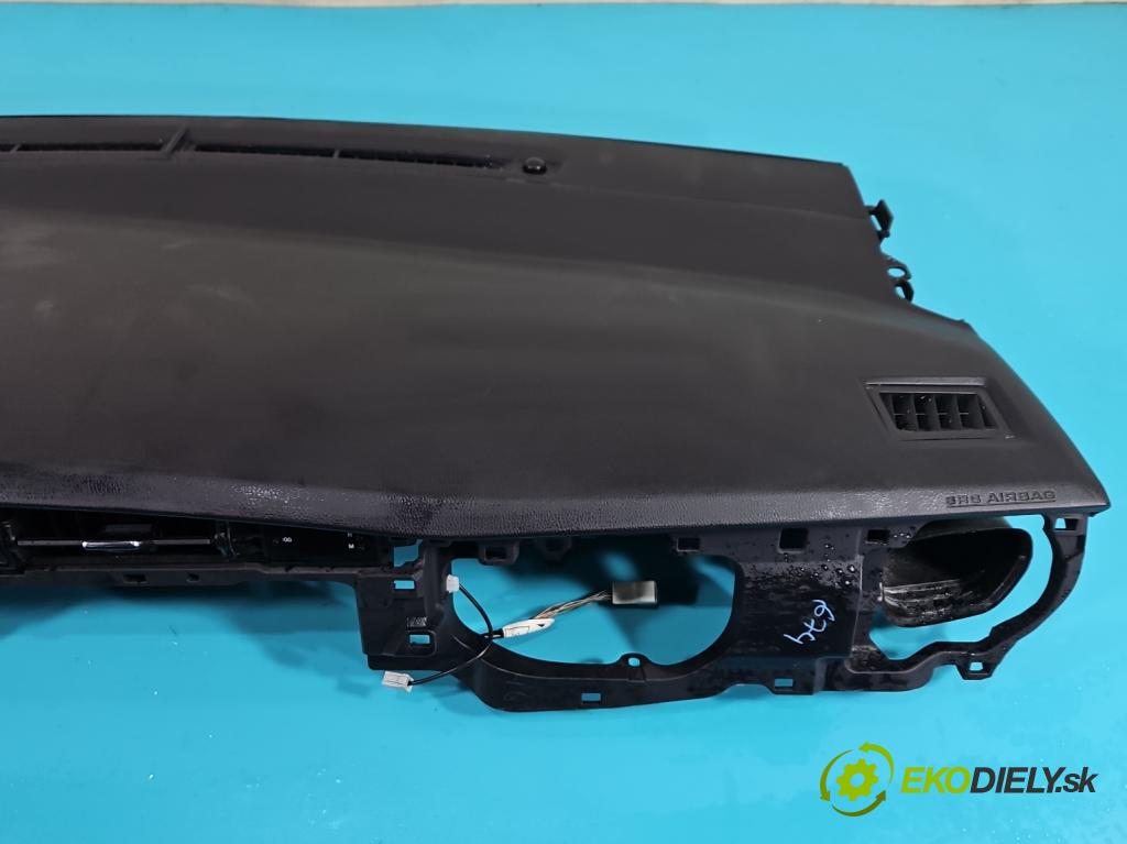 Toyota Corolla E16/E18  2013-2019 1.6 16V 132  HP manual 97 kW 1598 cm3 4- kokpit,pristrojová doska rozdeľovacia