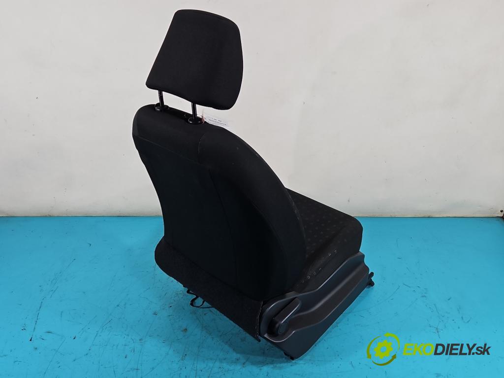 Toyota Yaris II 2005-2011 1.3 vvti (2 87 HP manual 64 kW 1298 cm3 3- Sedačka pravý  (Sedačky, sedadlá)