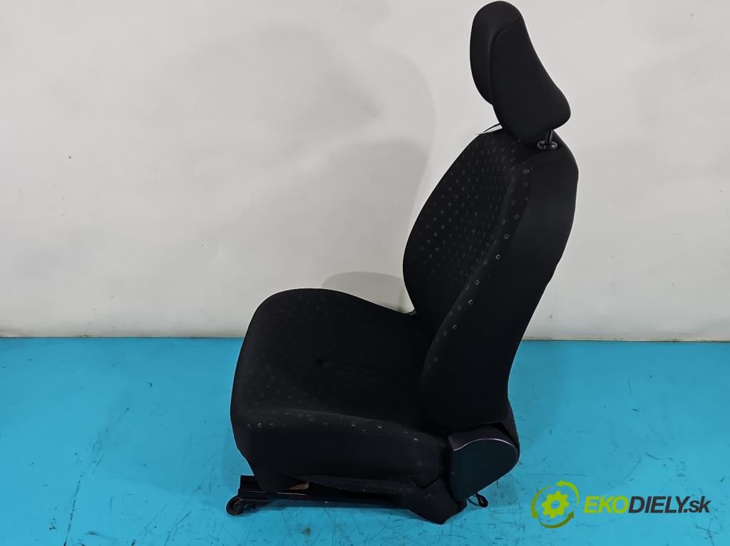 Toyota Yaris II 2005-2011 1.3 vvti (2 87 HP manual 64 kW 1298 cm3 3- Sedačka pravý  (Sedačky, sedadlá)