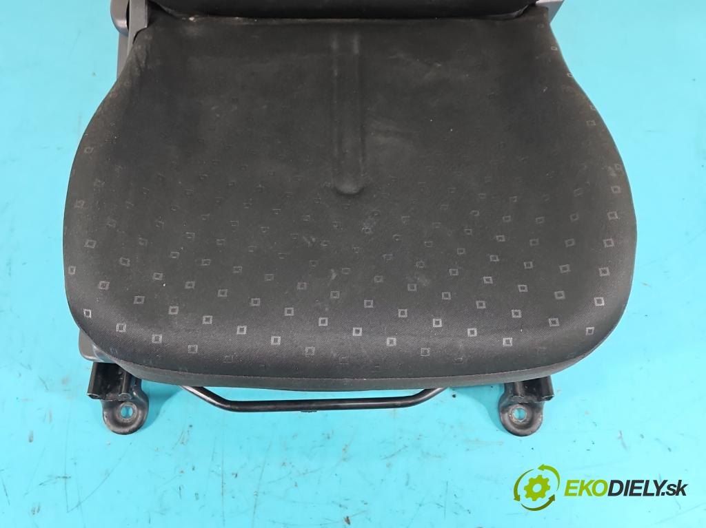 Toyota Yaris II 2005-2011 1.3 vvti (2 87 HP manual 64 kW 1298 cm3 3- Sedačka pravý  (Sedačky, sedadlá)