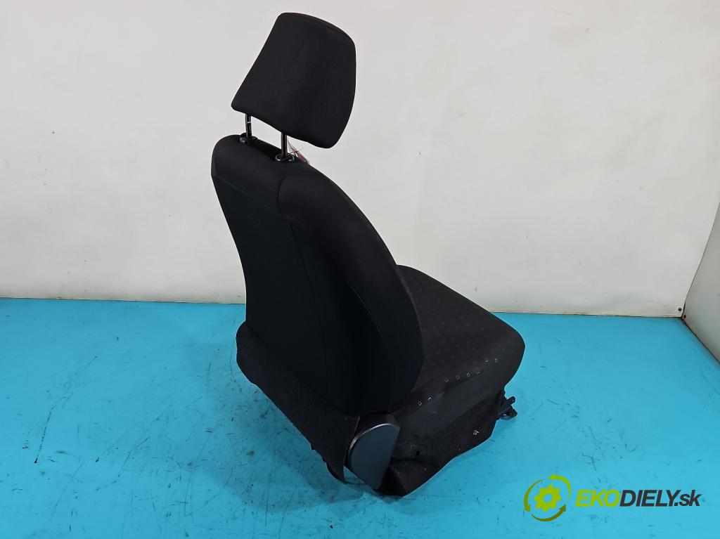 Toyota Yaris II 2005-2011 1.3 vvti (2 87 HP manual 64 kW 1298 cm3 3- Sedačka ľavý  (Sedačky, sedadlá)
