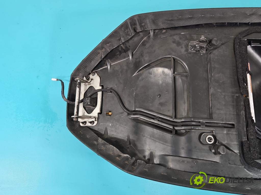 Suzuki Burgman 400 2007-2009  automatic 25 kW 400 cm3 2- Pohovka: zadné  (Sedačky, sedadlá)