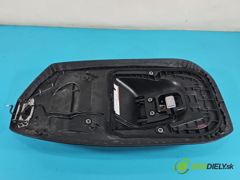 Suzuki Burgman 400 2007-2009  automatic 25 kW 400 cm3 2- Pohovka: zadné  (Sedačky, sedadlá)