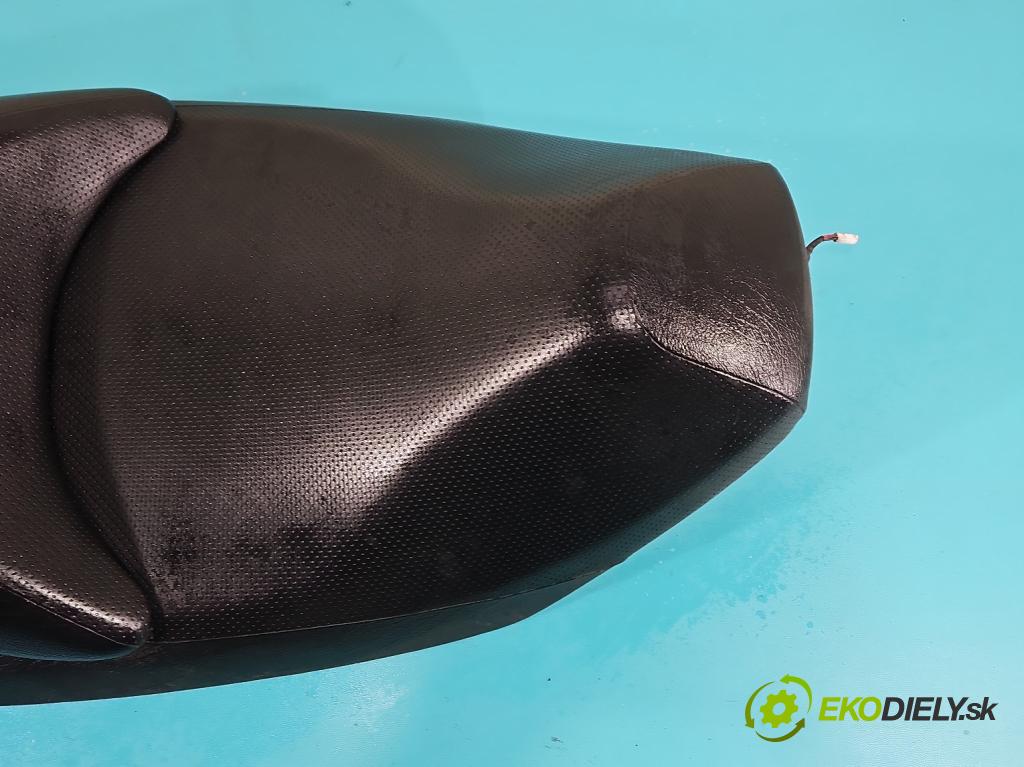 Suzuki Burgman 400 2007-2009  automatic 25 kW 400 cm3 2- Pohovka: zadné  (Sedačky, sedadlá)