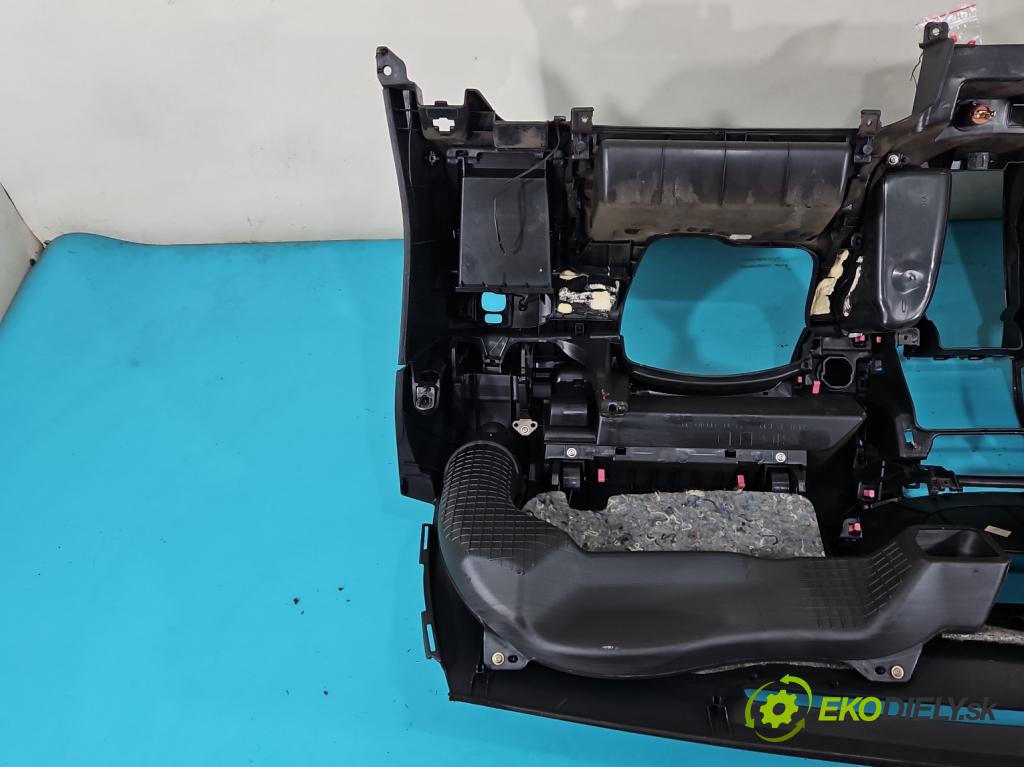 Toyota Yaris II 2005-2011 1.3 vvti (2 87 HP manual 64 kW 1298 cm3 3- kokpit,pristrojová doska rozdeľovacia